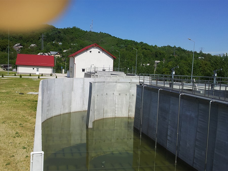 Statie de epurare Fieni - cladire administrativa, laborator de proces, cladire cu gratare dese si rare si bazin nitrificare